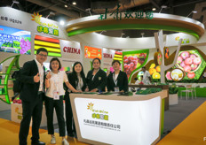 Rich Shine is a grower of apples and grapes in Gansu Province, China. To the left is Daniel Ho, from TopSun Fresh.